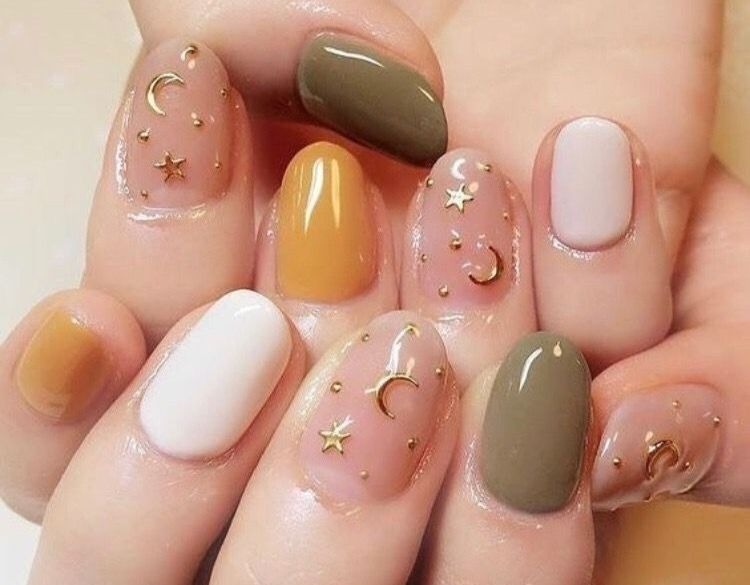 Приглушенный маникюр с блестками
