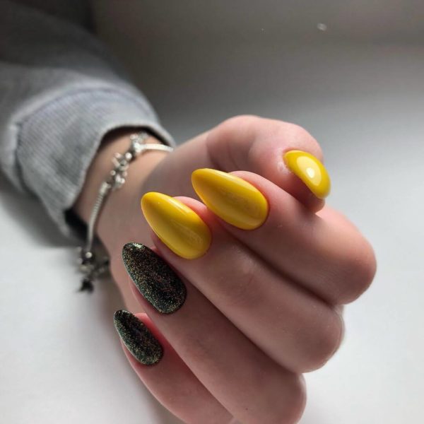 Простой черно-желтый маникюр