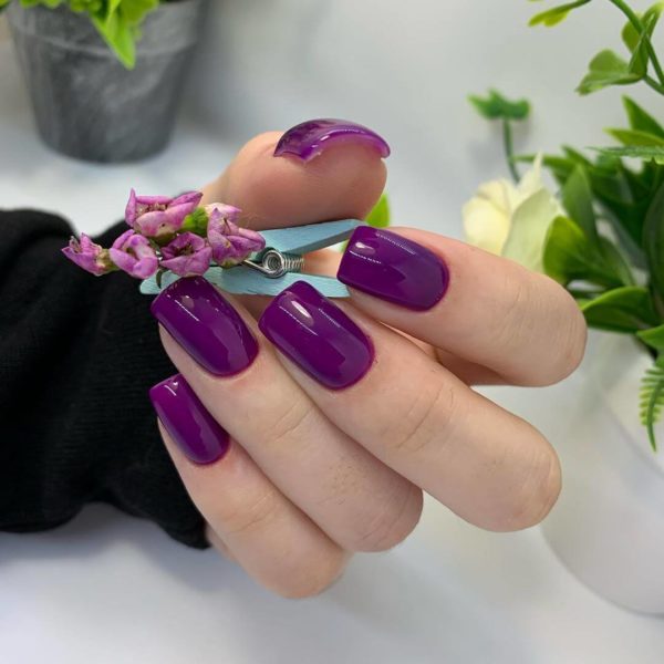 Простой фиолетовый маникюр