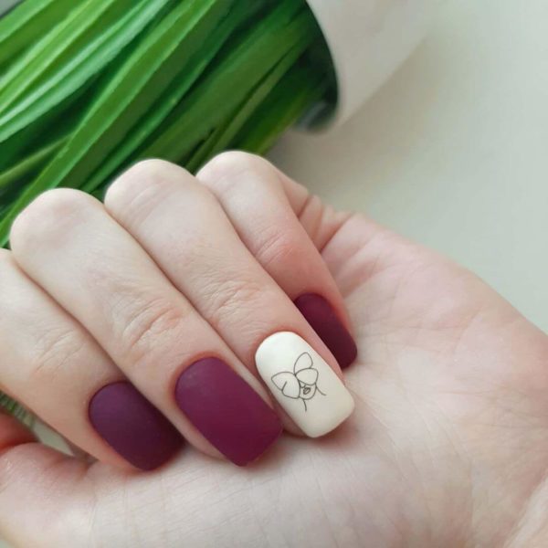 Простой красный маникюр