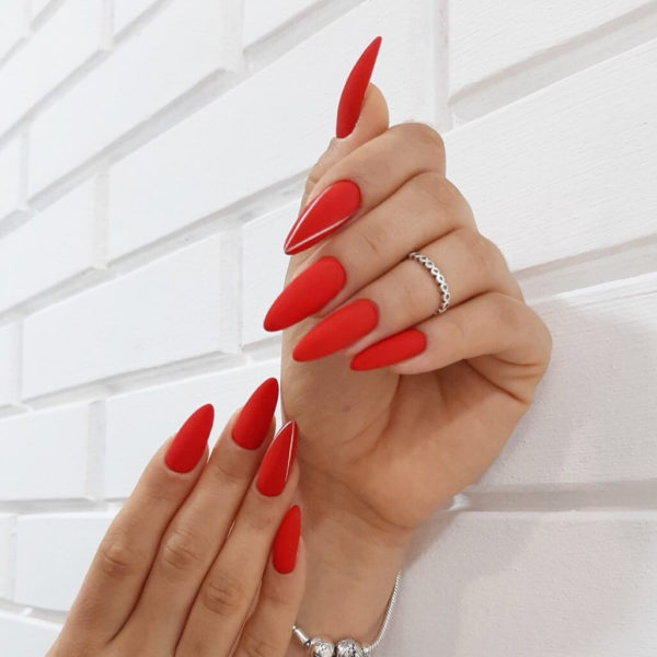 Простой красный маникюр с полосами
