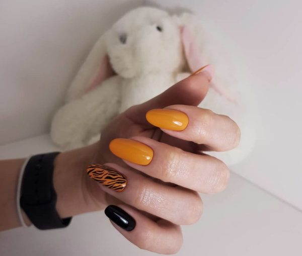 Простой оранжевый маникюр