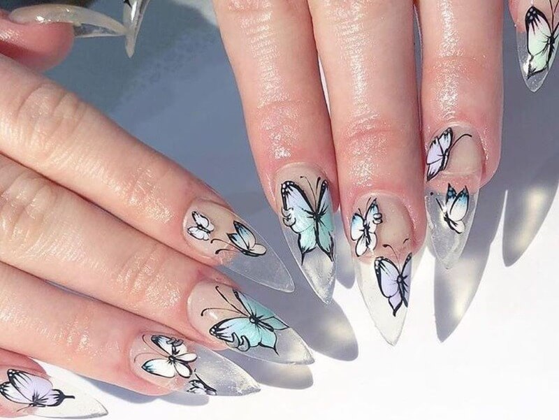 Прозрачный маникюр с бабочками