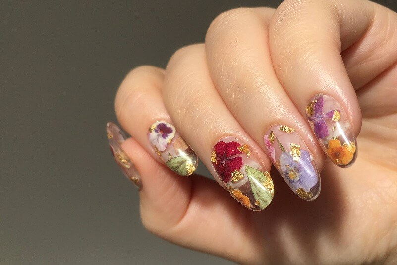 Прозрачные ногти с цветами