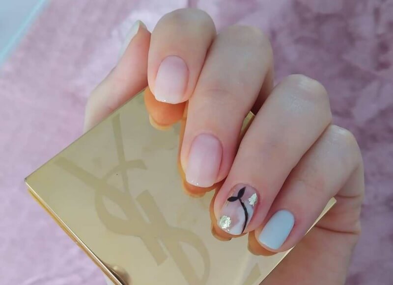 Минимализм на прозрачных ногтях