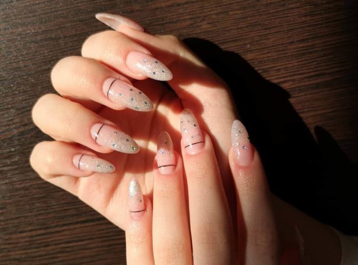 Длинные ногти с прозрачным рисунком
