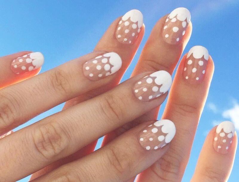 Горошек на прозрачных ногтях