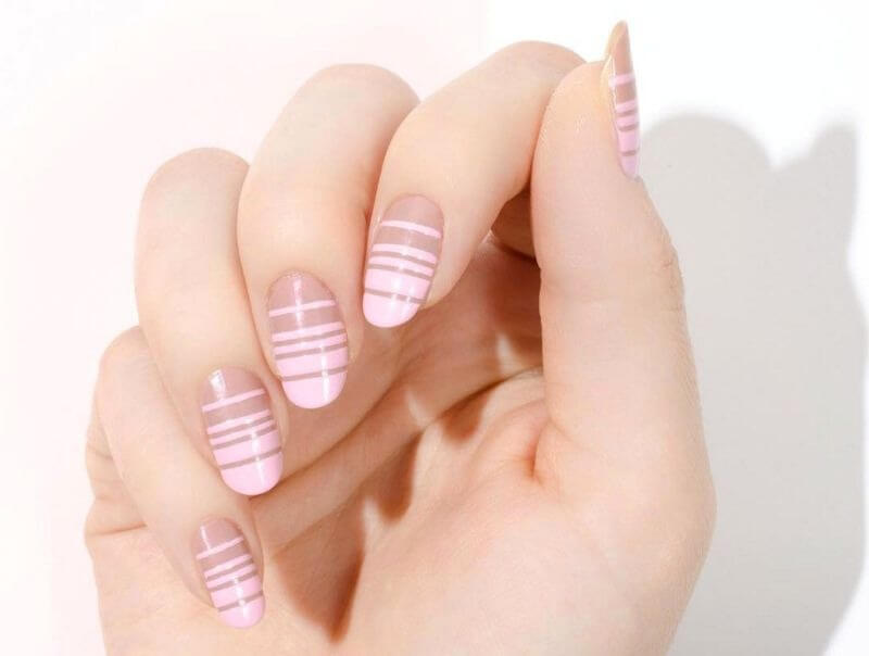 Телесный маникюр в полоску