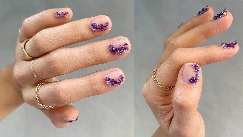 Объемный дизайн на прозрачных ногтях