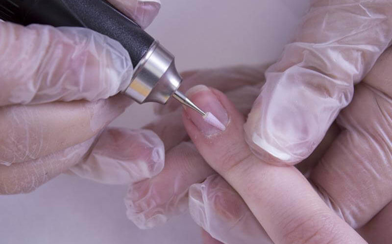 Работа с кутикулой аппаратом в комбинированном маникюре