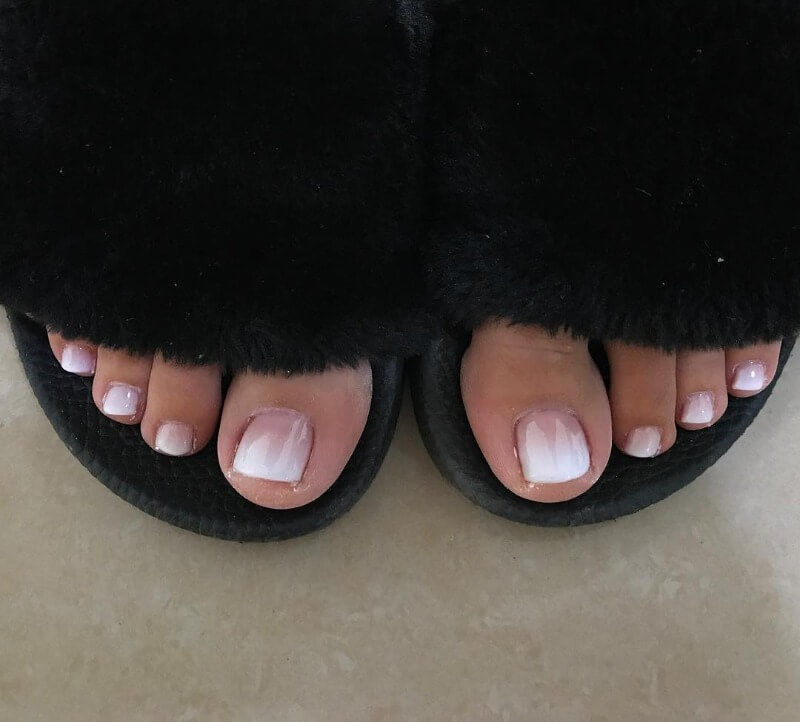 Розовый омбре на ногах