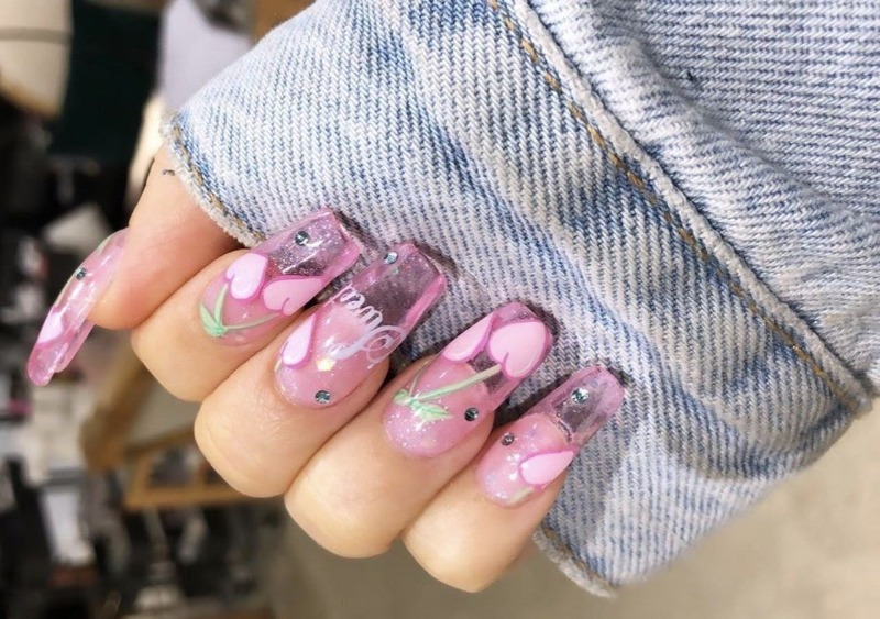 Розовый прозрачный маникюр с вишней