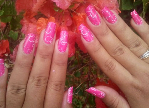 Розовый с белым маникюр