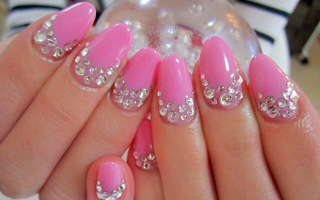 Розовый маникюр фото