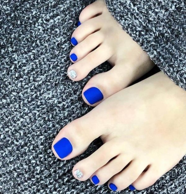 Синий матовый педикюр с блестками