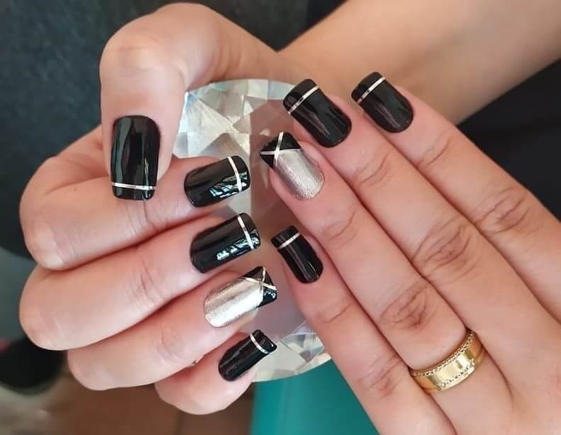 Серебряный маникюр с полосами