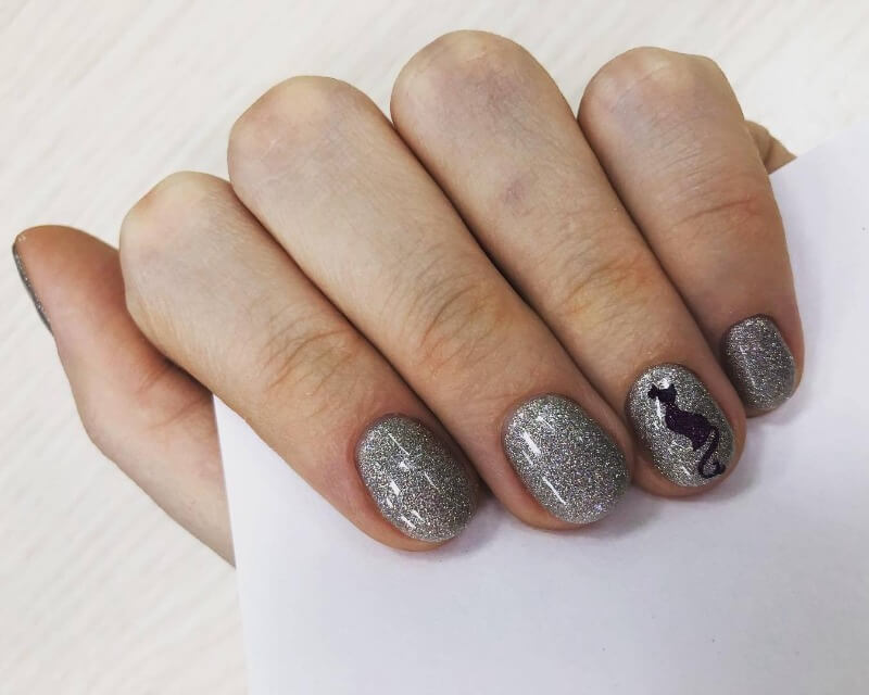 Серебряный маникюр с черным рисунком
