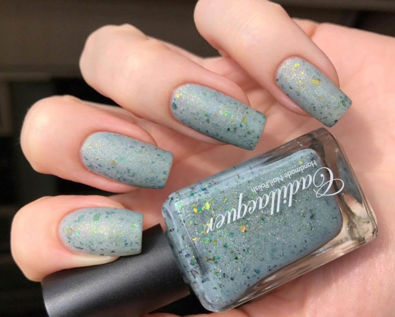 Серый маникюр с глиттером