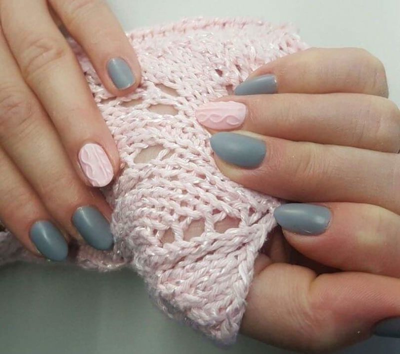 Серый маникюр с вязаным дизайном на коротких ногтях