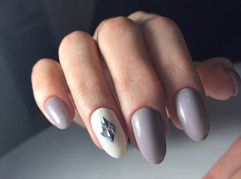 Серый маникюр с акцентом стразами на одном пальце