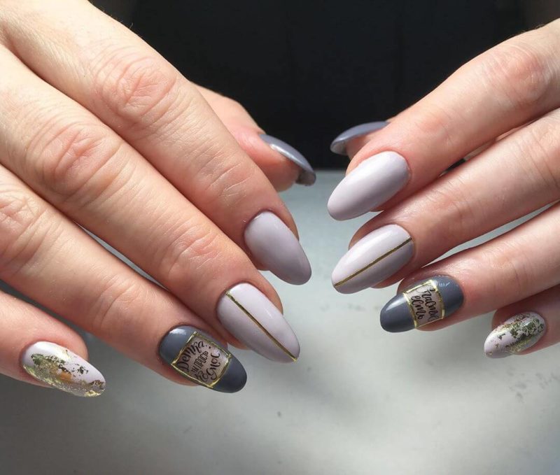 Серый маникюр с наклейками на длинных ногтях