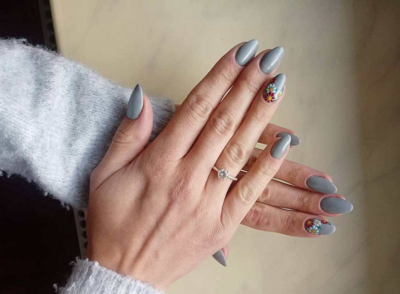 Серый маникюр с цветами