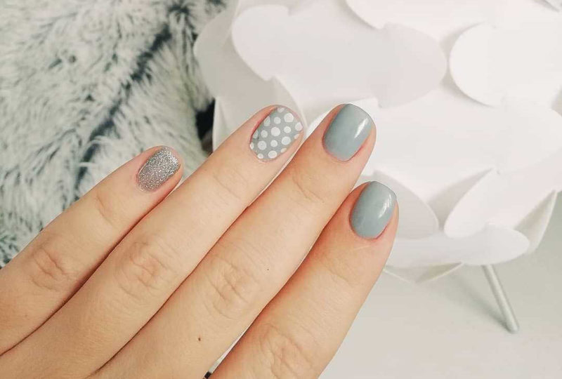 Серый маникюр с горошком