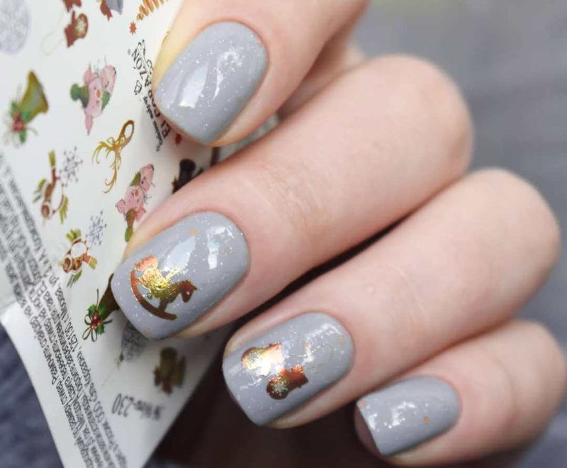 Идеи серого маникюра с наклейками