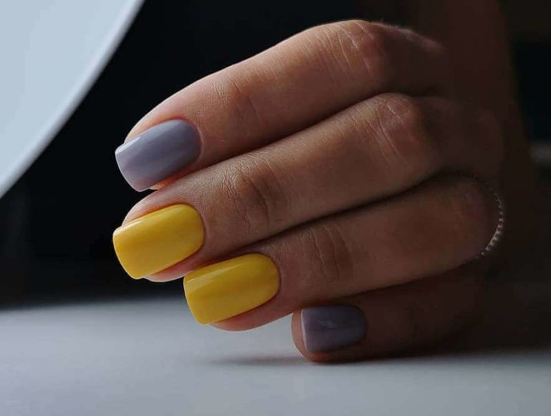 Серый маникюр с желтым