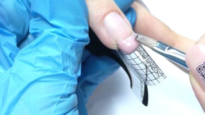 равномерно распределяем гель по поверхности формы