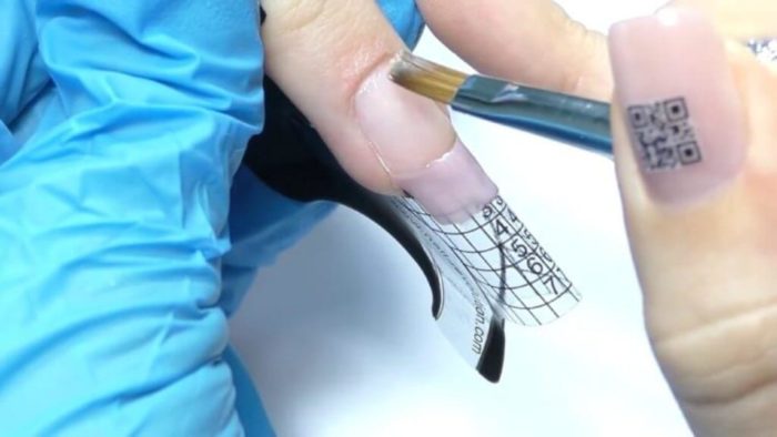 натуральную пластину покрываем базовым гелем