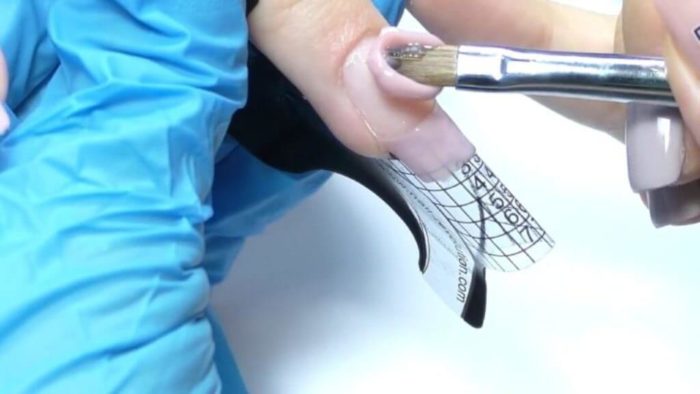 выкладываем гель на середину ногтевой пластины