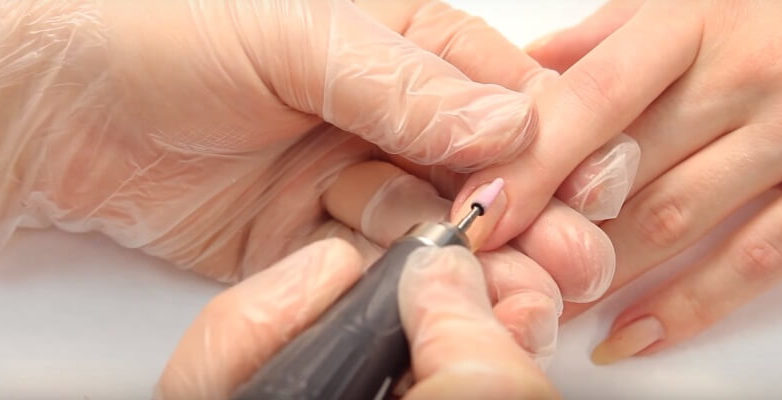 Как шлифовать ноготь и кутикулу по технологии комбинированного маникюра