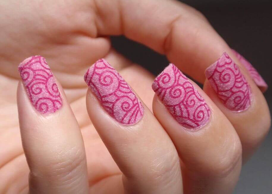 Штампы на велюровом маникюре