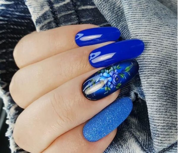 Синий маникюр и жостовская роспись