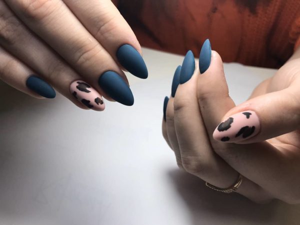 Синий матовый осенний маникюр