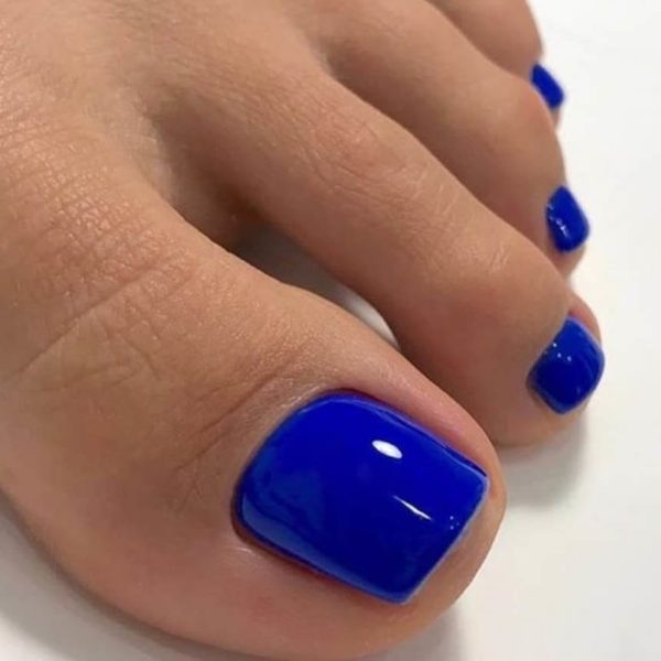 Однотонный синий педикюр