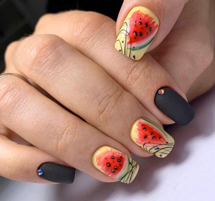 сочные фрукты на миндалевидной форме ногтей – тренд 2019