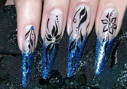 Стразы на ногтях фото