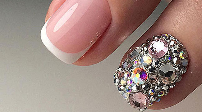 аппликации стразами на короткие ногти