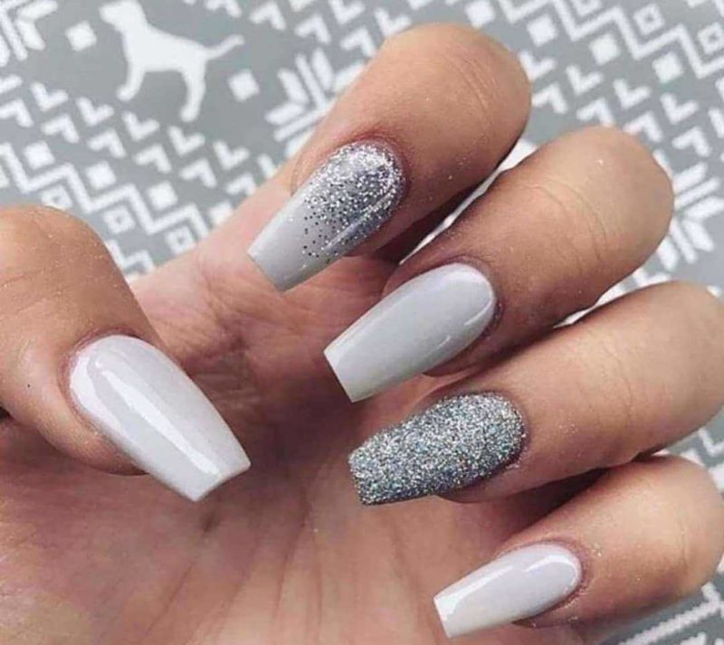 Светло серый маникюр с глиттером