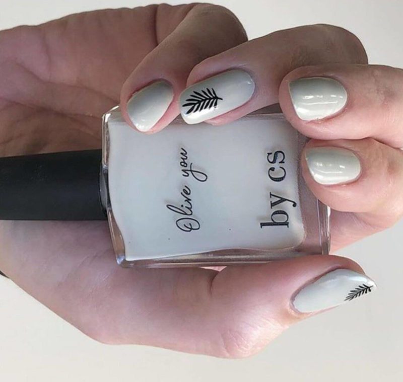 Светло серый минималистичный дизайн ногтей