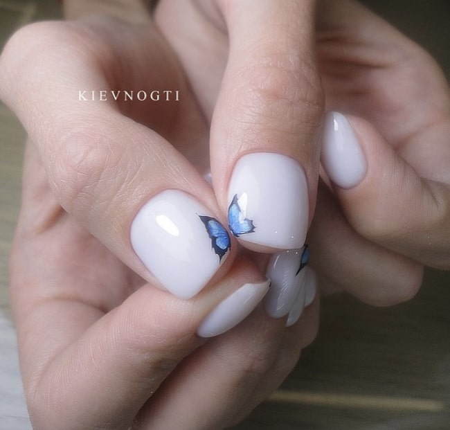 узор крыла бабочки на ногтях