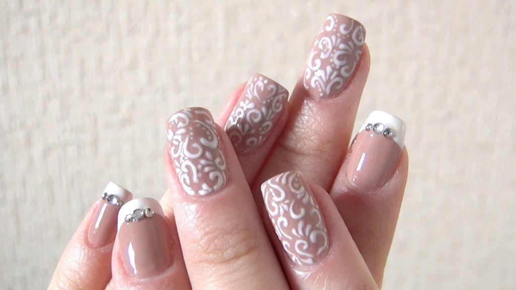 Маникюр с вензелями для пышного свадебного платья
