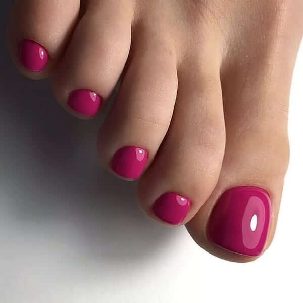 Однотонный весенний педикюр фуксия