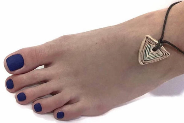 Однотонный синий весенний педикюр