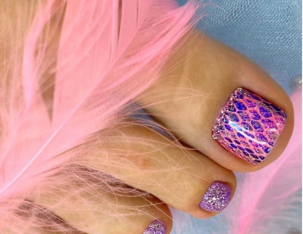 Весенний педикюр с блестками