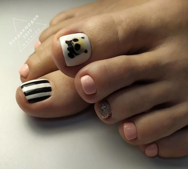 Весенний педикюр с блестками и рисунком