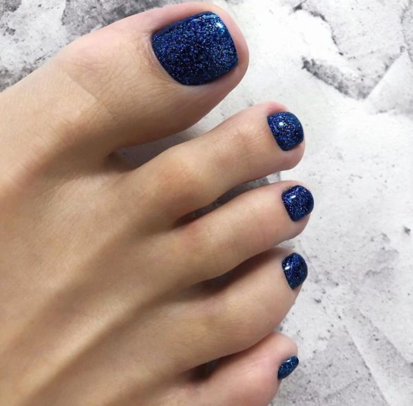 Синий весенний педикюр с блестками