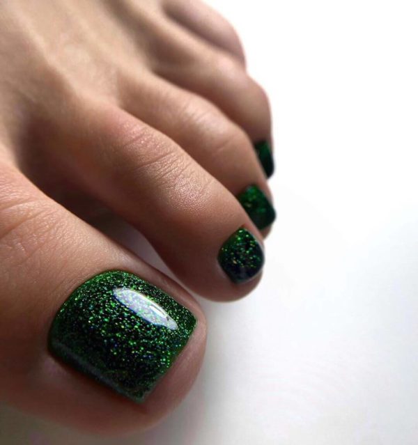 Зеленый весенний педикюр с блестками